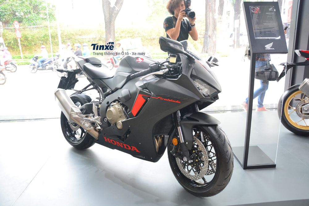 Siêu mô tô Honda CBR1000RR Fireblade 2018 chính hãng rẻ hơn khoảng 60 triệu Đồng so với xe không chính hãng