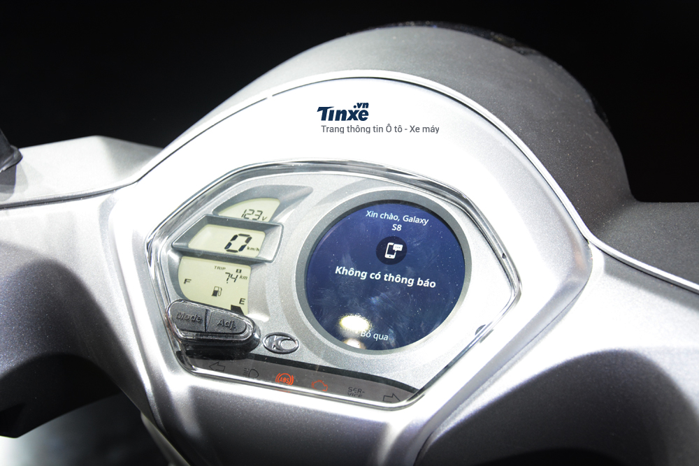 Về cơ bản, hệ thống thông minh Noodoe giúp 2 chiếc xe tay ga mới ra mắt của Kymco có thể kết nối với điện thoại nhằm kiểm tra các thông báo cuộc gọi, tin nhắn, ứng dụng mạng xã hội, ngoài ra, còn có các tiện ích khác như tìm xe theo phương pháp định vị bản đồ Google Map, dự báo thời tiết hay thay đổi hình nền trên đồng hồ xe.