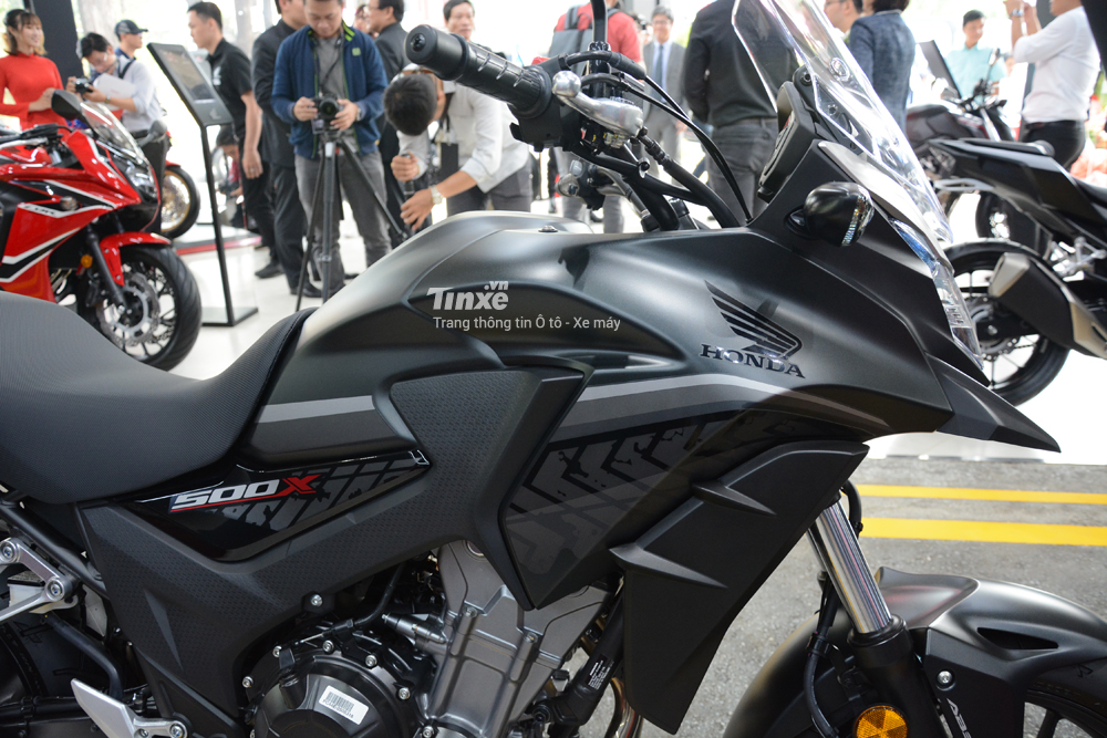 Nhìn từ bên hông xe, Honda CB500X 2018 mang đến thiết kế khoẻ khoắn và chắc chắn