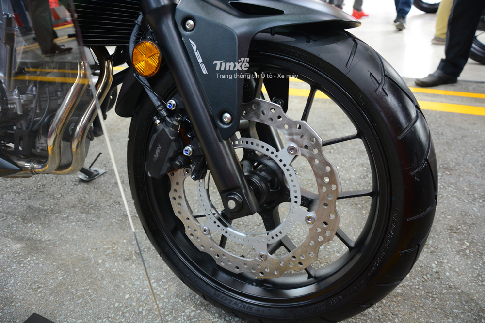 Để kìm hãm khối động cơ trên, Honda trang bị cho CB500X 2018 đĩa trước