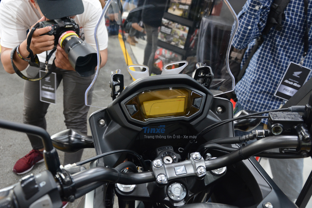 Bảng đồng hồ của Honda CB500X 2018 là lọi kỹ thuật số toàn phần