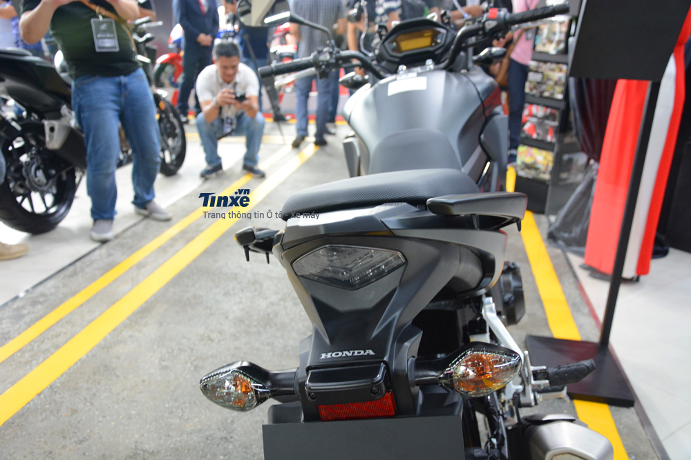Vòng ra phía đuôi xe, Honda CB500X 2018 có đèn hậu LED thiết kế ma mị
