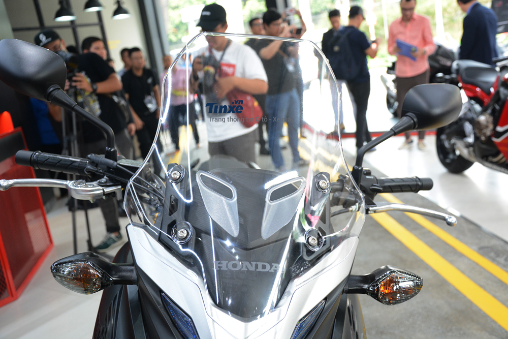 Phía trên đèn pha của Honda CB500X 2018 được trang bị tấm kính chắn gió