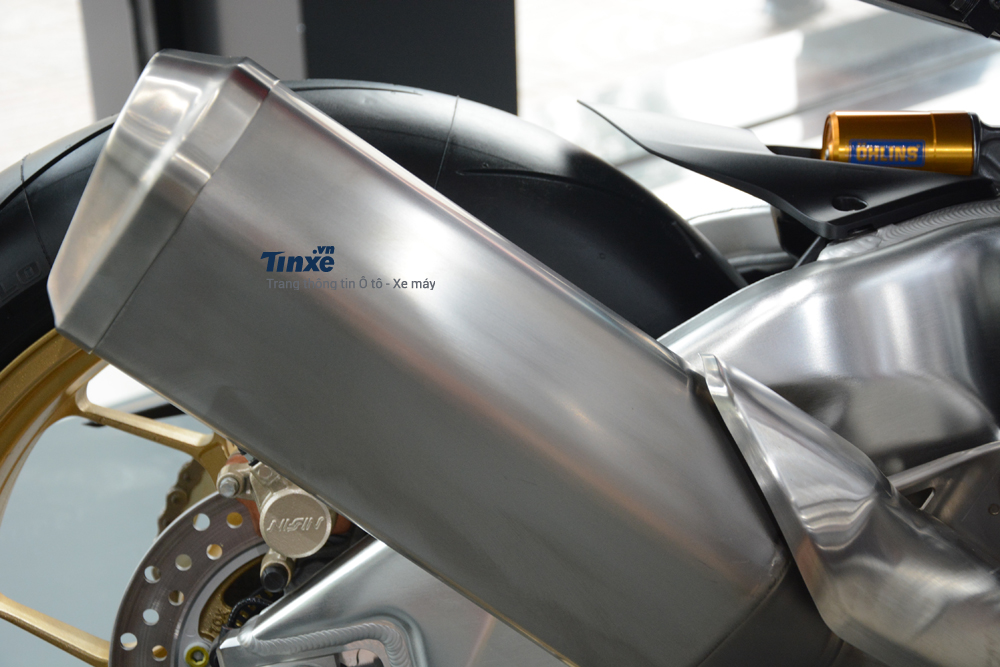 Để mang đến cân nặng lý tưởng cho siêu mô tô đời 2018 này, hãng Honda đã thực hiện nhiều sự thay đổi quan trọng từ, động cơ, mâm xe hay đến chi tiết nhỏ nhất như dùng ắc-quy lithium-ion thay cho loại chì-axít cũ.