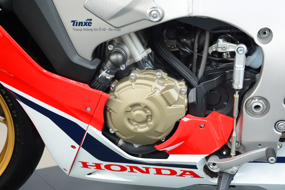 động cơ của Honda CBR1000RR SP 2017 còn giúp giảm trọng lượng nhờ một số chi tiết bằng ma-giê và titan.