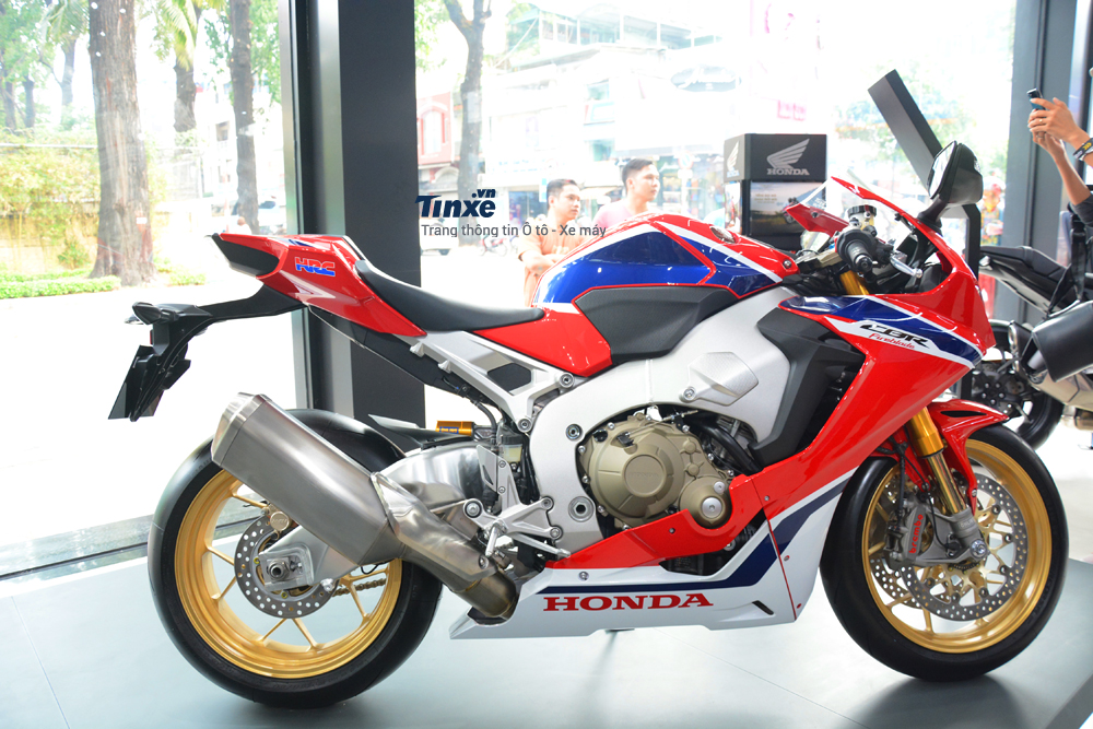 Honda CBR1000RR FireBlade SP 2018 là phiên bản cá tính hơn với đồ chơi hàng hiệu so với bản tiêu chuẩn