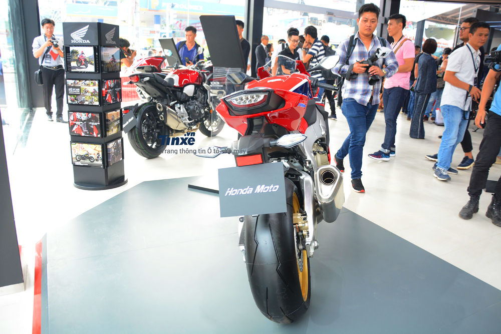 Honda CBR1000RR FireBlade SP 2018 có kích thước tổng thể bao gồm chiều dài 