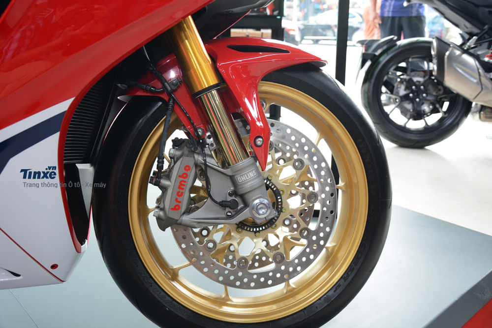 Honda trang bị cho siêu mô tô này cặp thắng đĩa trước có đường kính 320 mm