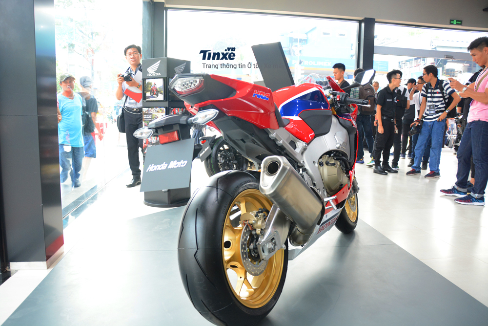 Honda CBR1000RR FireBlade SP đời 2018 có cân nặng nhẹ hơn 15 kg so với đời trước