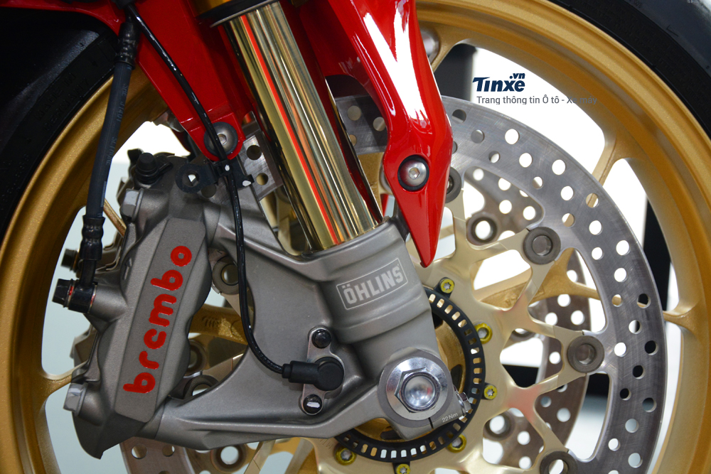 So với bản tiêu chuẩn, Honda CBR1000RR FireBlade SP 2018 được trang bị hàng loạt đồ chơi đắt giá có thể kể đến như phuộc trước hành trình ngược màu vàng của Ohlins với tên gọi S-EC NIX 30.