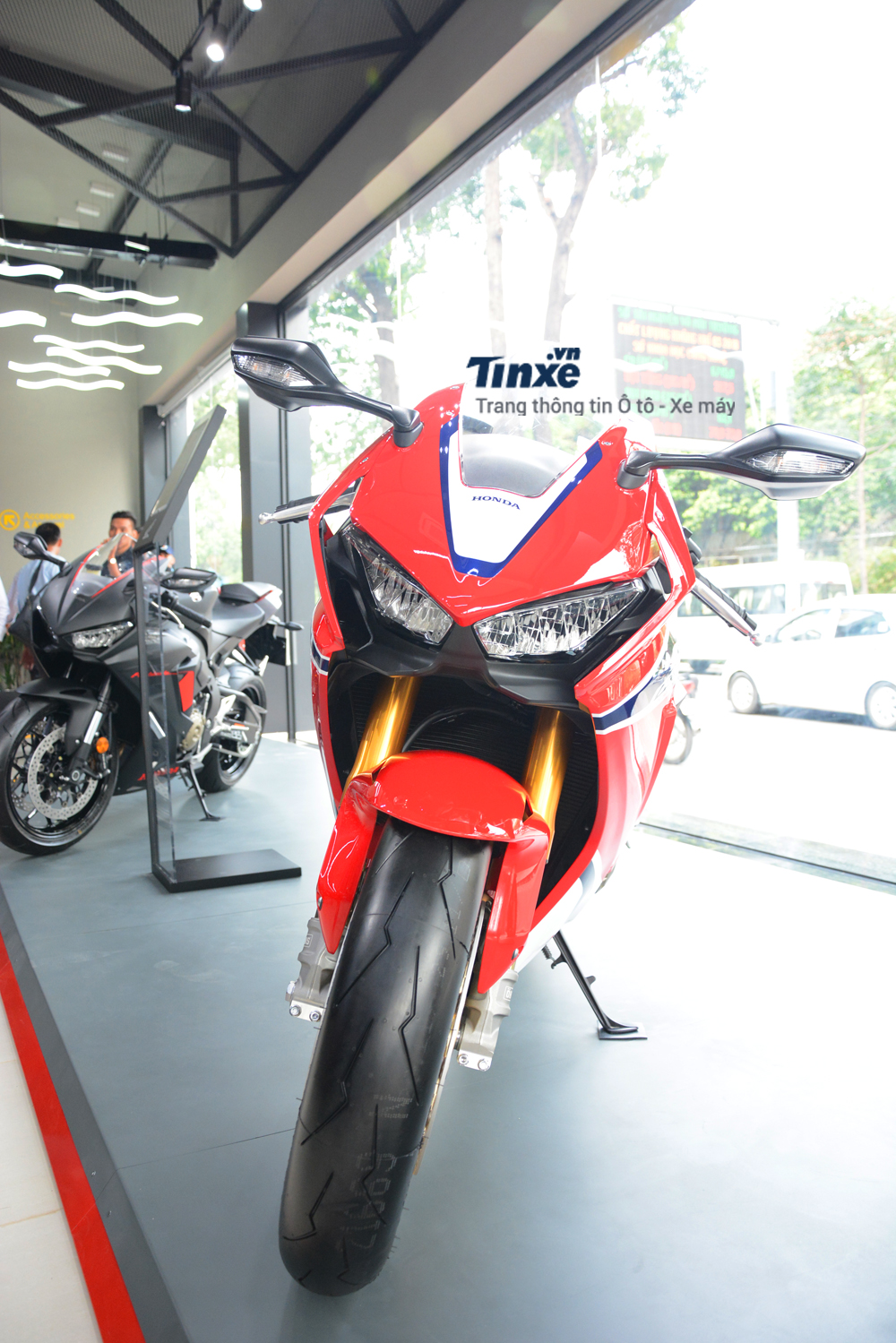 Trong khi phiên bản Honda CBR1000RR FireBlade SP 2018 có giá 678 triệu Đồng