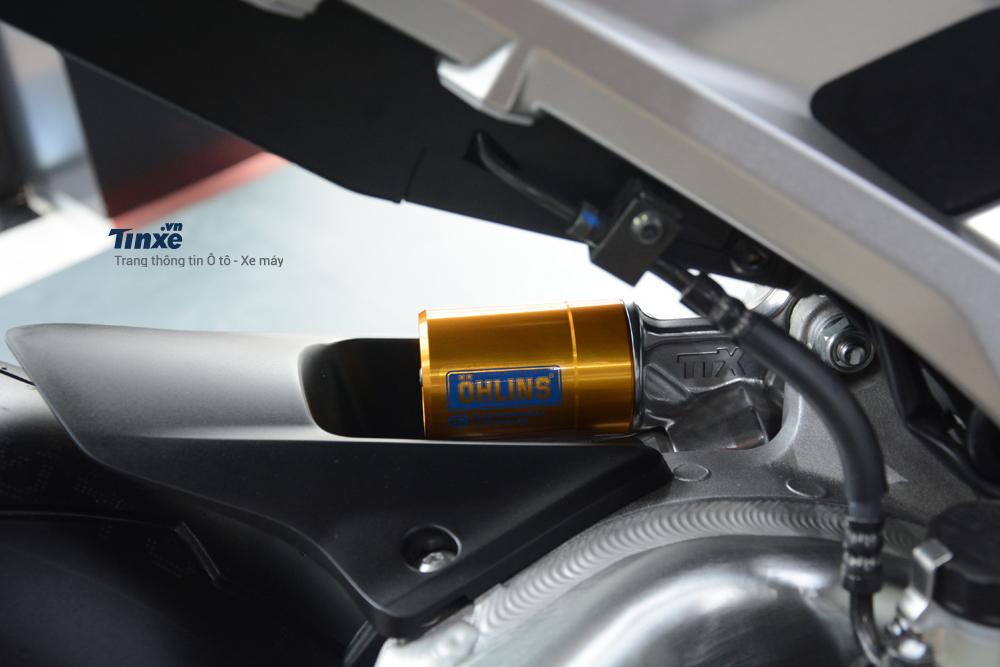 Giảm xóc TTX36 phía sau cũng của Ohlins nhưng thuộc diện lò xo trụ đơn.