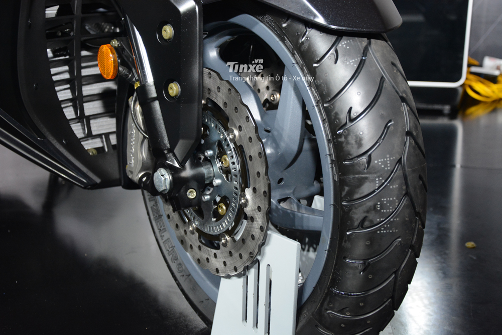 Lực hãm của khối động cơ trên Kymco AK550 đến từ cặp thắng đĩa trước có đường kính 270mm đi kèm cùm phanh 4 pit-tông Brembo và đĩa đơn phía sau kích thước 260mm