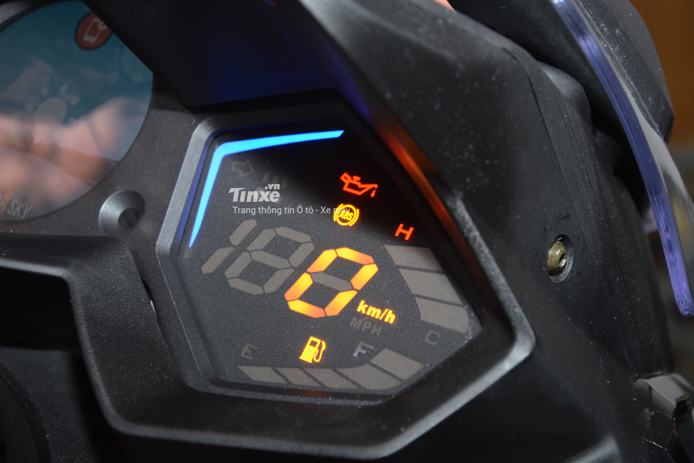 Ngoài đồng hồ tròn nằm chính giữa, Kymco còn trang bị thêm 2 màn hình khác cho mẫu xe ga 550 phân khối của mình