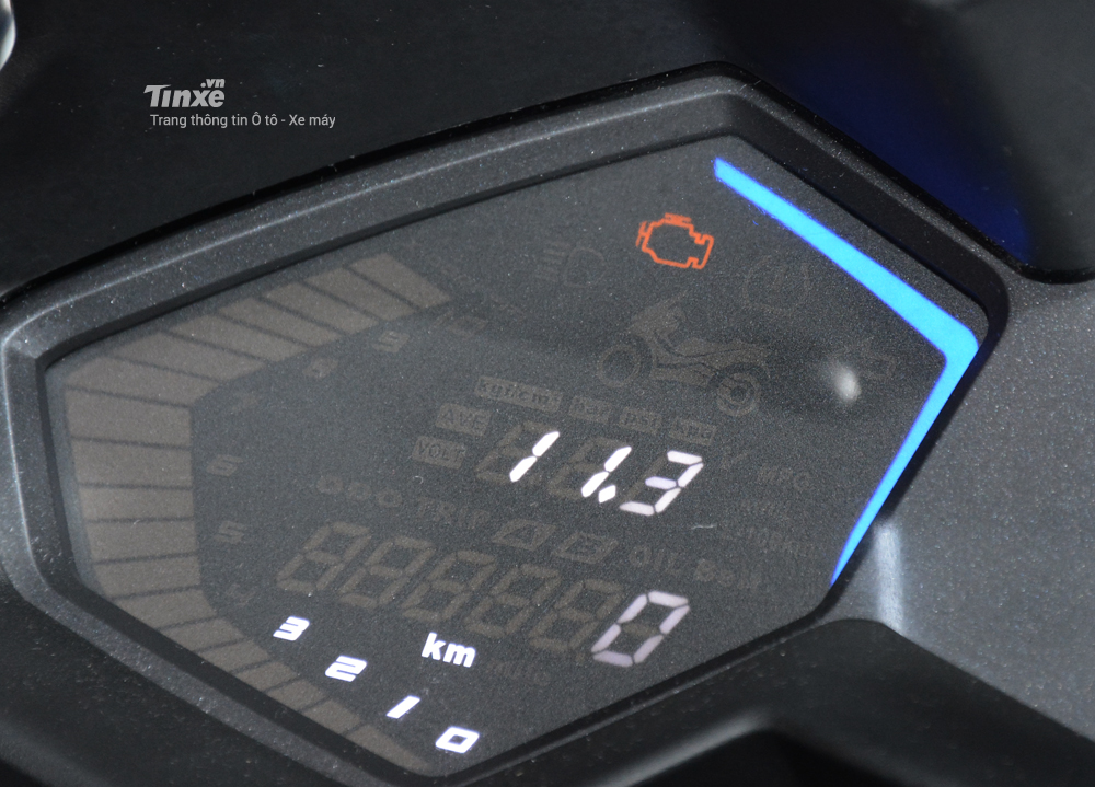 Phía bên trái là bảng đồng hồ chỉ các cấp số, vòng tua máy, nhiệt độ hay các chế độ chạy của xe.