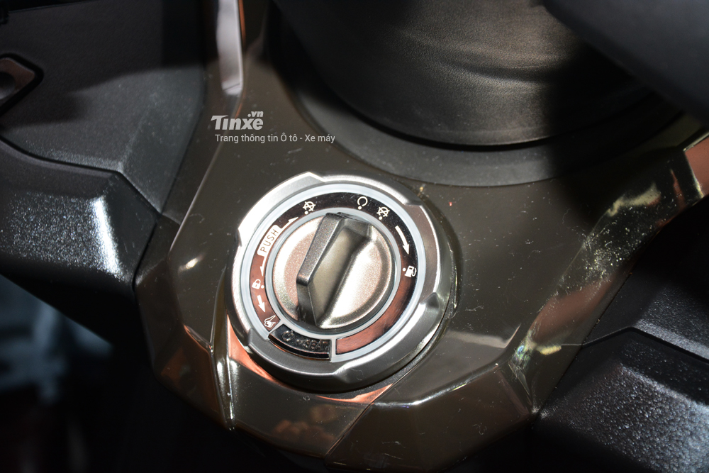 Phía dưới tay lái chính là ổ khoá thông mình smart key tích hợp luôn mở cốp xe, nắp xăng, hộc đựng đồ