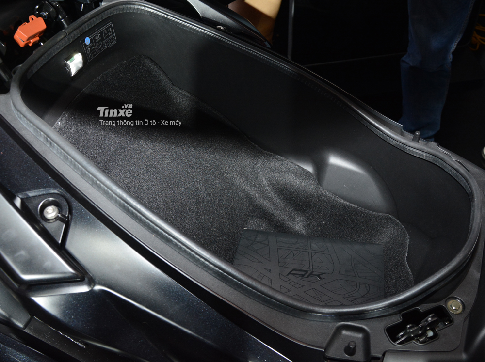 Cốp xe của Kymco AK 550 tương đối rộng rãi có thể đựng được 1 mũ bảo hiểm trùm đầu và 1 mũ bảo hiểm nửa đầu cùng một vài đồ dùng nhỏ khác.