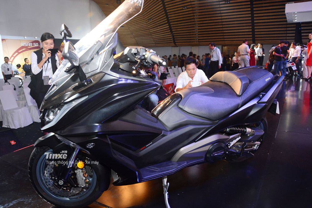 Bỏ ra số tiền có thể mua được một chiếc ô tô tại Việt Nam, chủ nhân của Kymco AK550 sẽ nhận được một chiếc xe ga có thiết kế hầm hố 