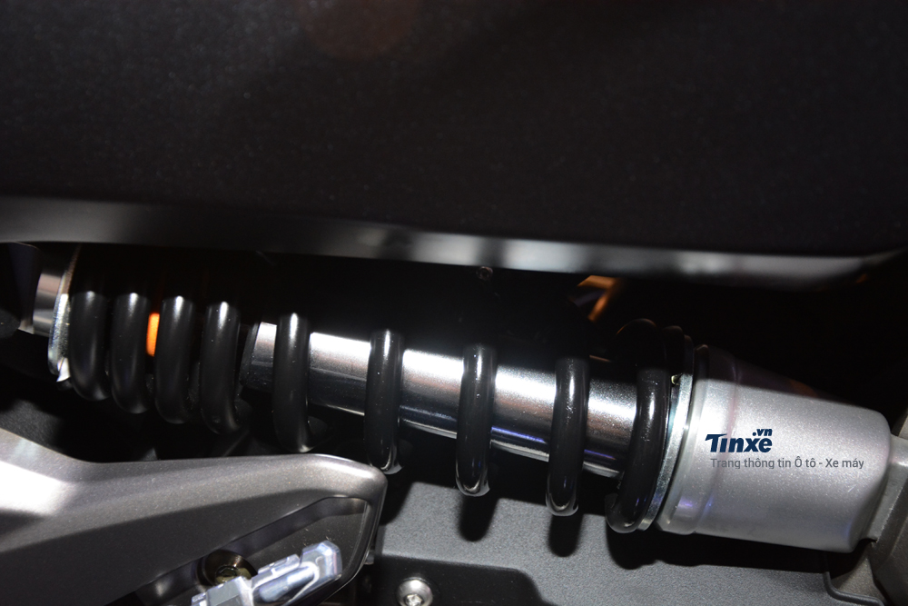 Kymco trang bị cho xe ga cỡ lớn AK550 giảm xóc trước hành trình ngược với đường kính 41mm và hệ thống treo sau dạng mono-shock với lò xo sơn đen và đặt lệch sang một bên, trên động cơ