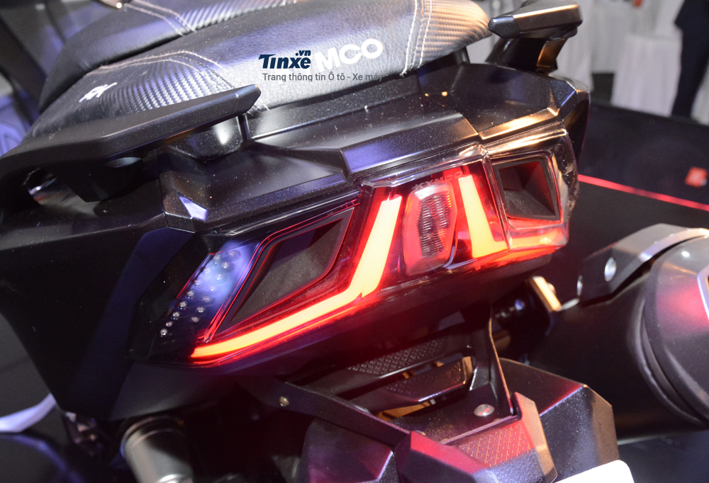 Đèn hậu cũng sử dụng công nghệ LED. 2 bên là đèn xi-nhan cũng sử dụng bóng LED.