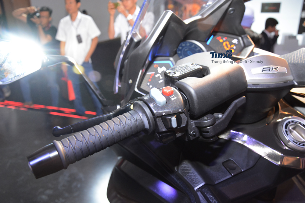 Động cơ trên Kymco AK550 kết hợp cùng hộp số CVT và hai chế độ lái là Rain cũng như Full Power.