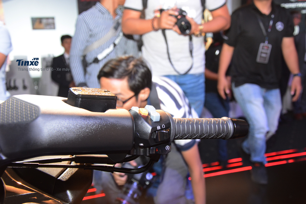 Phía bên tay ga của Kymco AK550 có nút