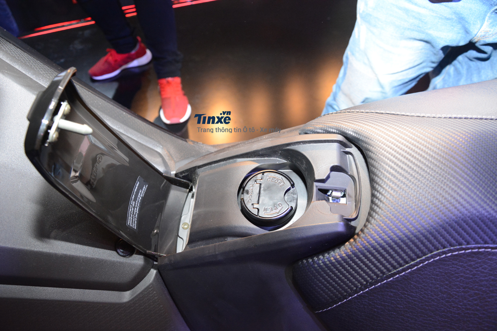 Bình xăng của Kymco AK550 có sức chứa lên đến 16 lít