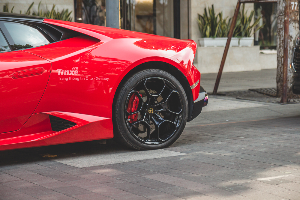 Đối lập với bộ áo đỏ rực, một số chi tiết của siêu xe Lamborghini Huracan dẫn động cầu sau sơn màu đen