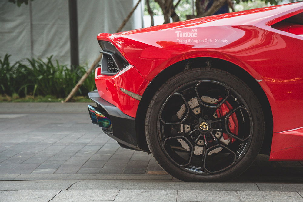 Riêng bộ mâm 5 chấu kép thiết kế hình bông hoa được sơn màu đen bóng đối lập với cùm phanh màu đỏ bắt mắt