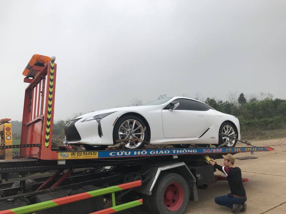 Lexus LC500h màu trắng tại Việt Nam