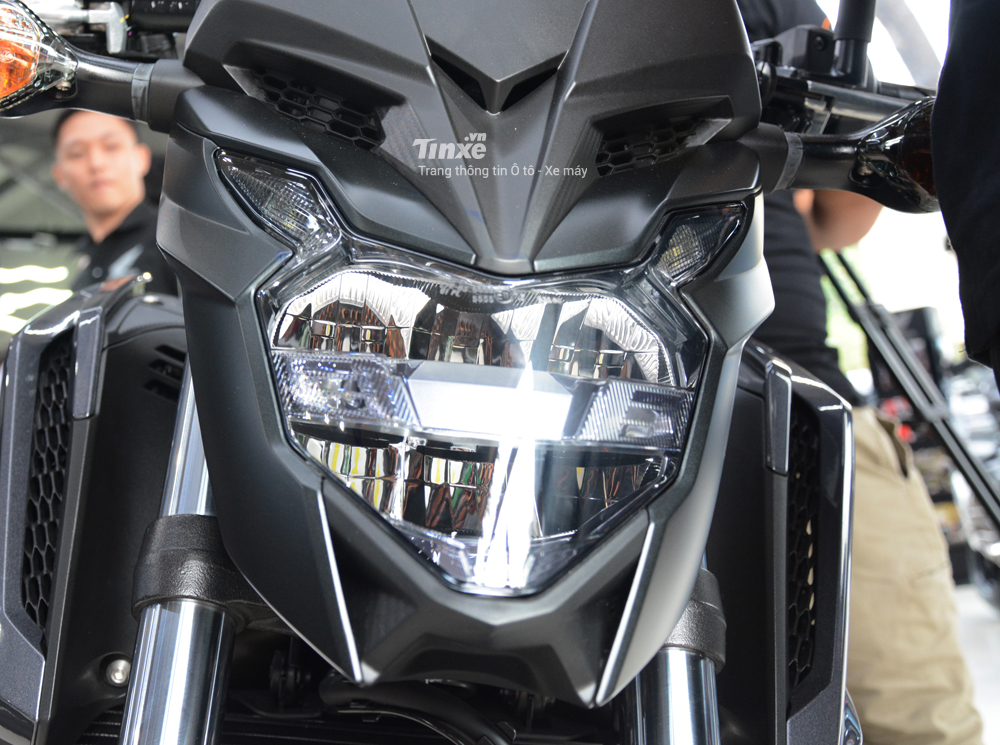 Ở đời 2018, hãng mô tô Honda trang bị cho CB650F đôi mắt thon gọn hơn và đi kèm là dải đèn LED. Bao bọc đèn pha LED này là ốp nhựa sơn đen nhám.