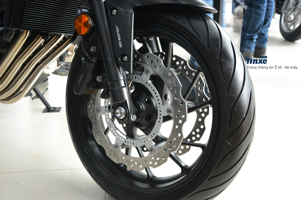 Hãng Honda trang bị cho chiếc naked bike cặp thắng đĩa phía trước và sau dạng đơn