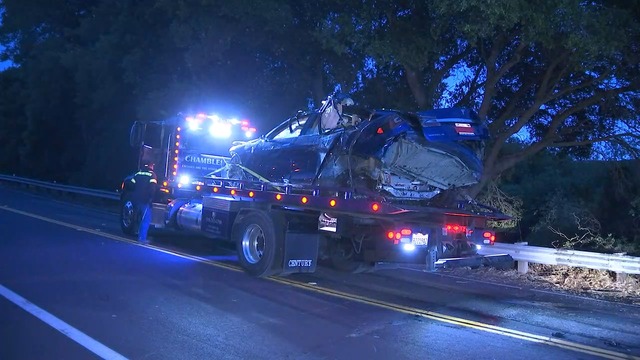 Chiếc Tesla Model S được đưa lên xe cứu hộ, mang đi khỏi hiện trường Chiếc Tesla Model S được đưa lên xe cứu hộ, mang đi khỏi hiện trường