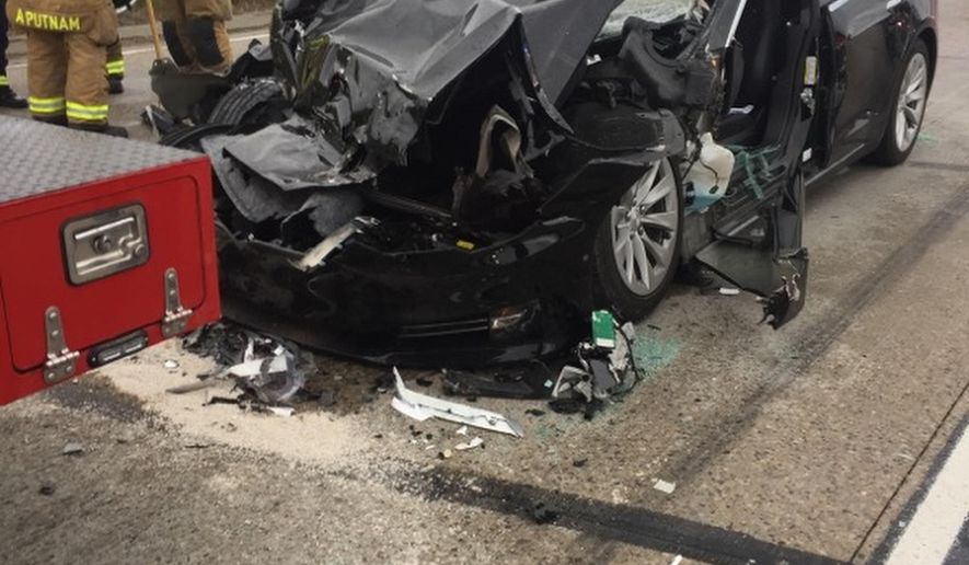 Hiện trường vụ Tesla Model S húc đuôi xe cứu hỏa đang đỗ Hiện trường vụ Tesla Model S húc đuôi xe cứu hỏa đang đỗ