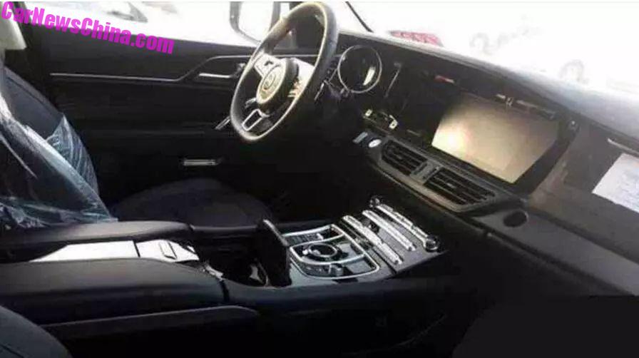 Màn hình thông tin giải trí cỡ lớn trên mặt táp-lô