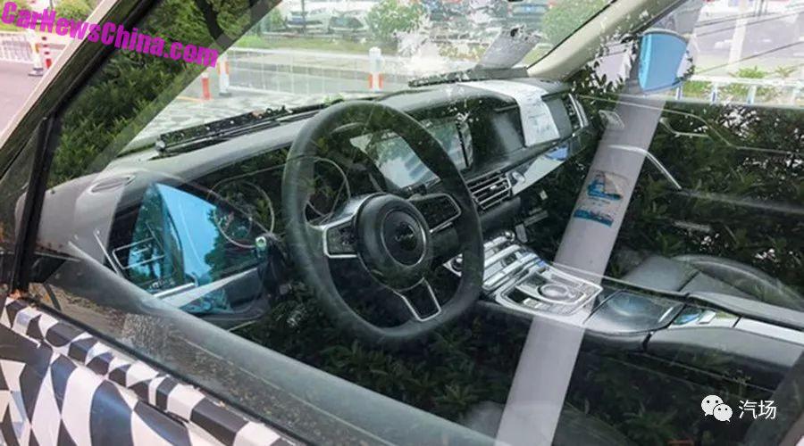 Nội thất của Zotye T900 trên đường thử