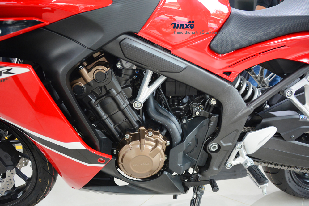 trái tim trên Honda CBR650F 2018 chính là khối động cơ 4 xy-lanh thẳng hàng, DOHC, làm mát bằng dung dịch, dung tích 649 phân khối