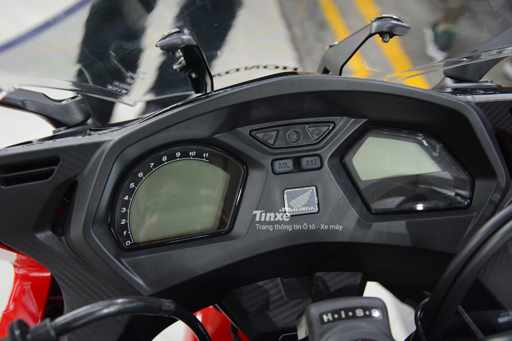 Bảng đồng hồ của Honda CBR650F 2018 là 2 màn hình LCD tương tự như chiếc naked bike 650 phân khối CB650F 2018.
