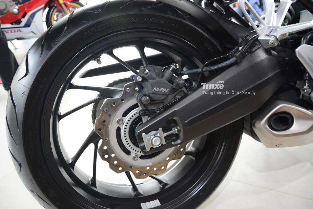 Để kìm hãm khối động cơ trên CBR650F 2018, hãng Honda trang bị cho chiếc sport bike tầm trung cặp thắng đĩa trước/sau có hình dạng lượn sóng. Đường kính đĩa trước là 320 mm và phía sau là 240 mm. Đi cùng đĩa còn có kẹp phanh của Nissin. 