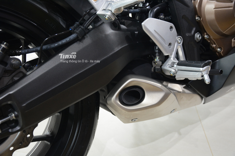 Ống xả của Honda CBR650F 2018 cũng được hãng mô tô đến từ Nhật Bản khéo léo đút dưới gầm xe.