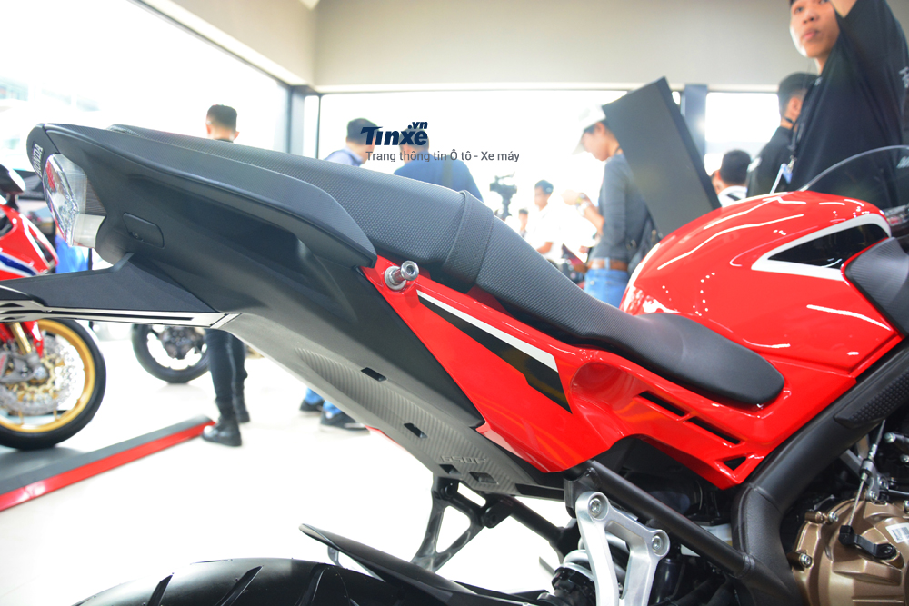 Chiều cao yên xe Honda CBR650F 2018 tính từ mặt đất rơi vào khoảng 810 mm.