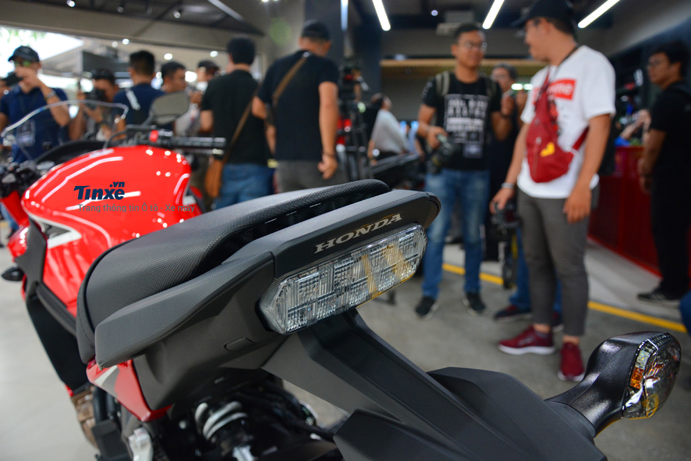 Đèn hậu của Honda CBR650F 2018 cũng là loại LED. Đèn xi-nhan phía trước và sau đều thiết kế lộ thiên.