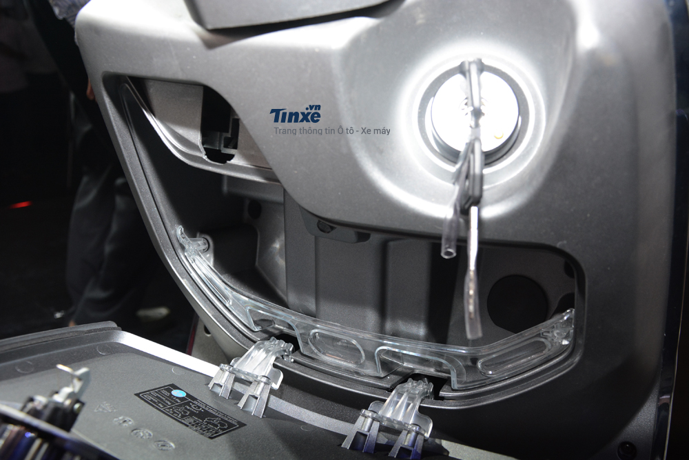 Phía trên còn có một hộc chứa đồ có thể để được một số vật dụng cơ bản cho phụ nữ.