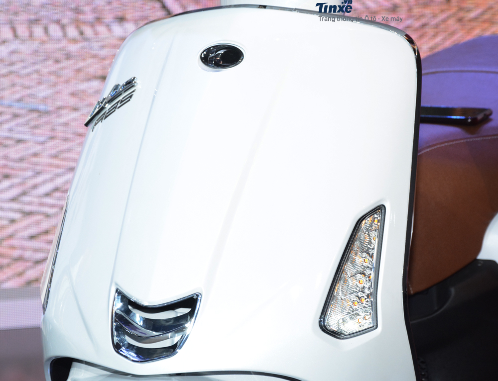 Phần yếm xe của Kymco Like 125 có thiết kế khá giống với các mẫu xe ga của Piaggio. Đèn xi nhan và đèn định vị LED cũng được tích hợp trên yếm xe.