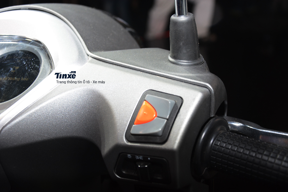 Chưa dừng lại đó, một số thông báo từ mạng xã hội, cập nhập thời tiết, tìm vị trí cây xăng hay quán ăn gần nhất, tìm xe theo phương pháp định vị bản đồ Google Map và điều hướng (tính năng này sẽ đếm ngược số nút giao thông tính từ vị trí của bạn đến chỗ rẽ).