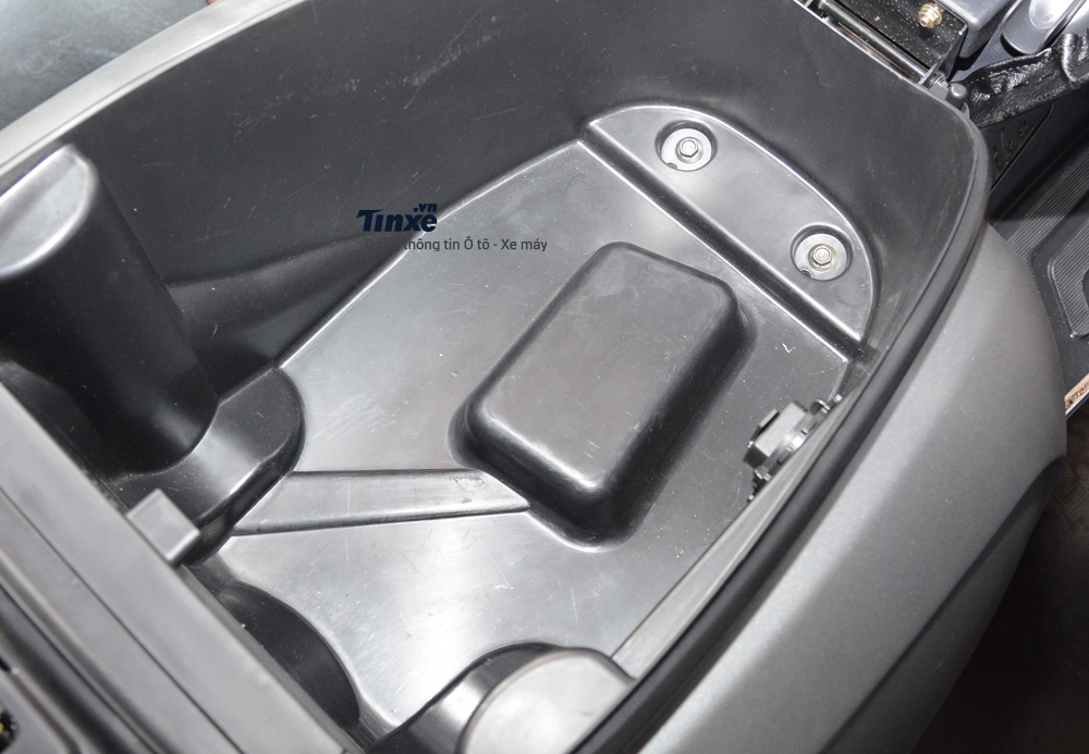 Cốp xe của Kymco 125 Like nhỏ hơn so với các đối thủ cùng phân khúc khác. Đây có thể là điểm yếu của mẫu xe ga đến từ Đài Loan. Cốp xe của Like 125 chỉ để vừa 1 chiếc mũ bảo hiểm full face và ít vật dụng cá nhân.