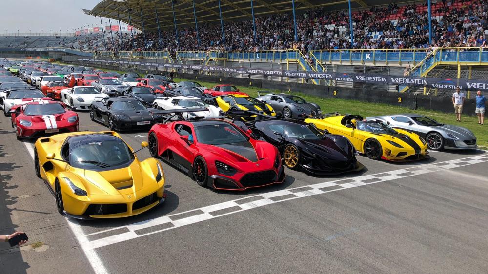 Hàng đầu tiên từ phải sang là Rimac Concept One, Koenigsegg Agera RS, Apollo Intensa Emozione, Zenvo TSR-S và Ferrari LaFerrari