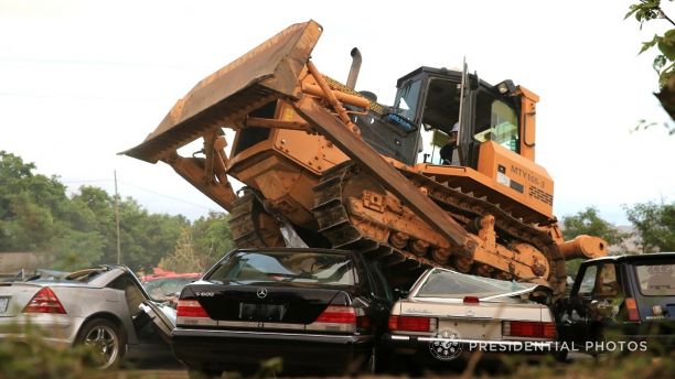 Những chiếc xe sang Mercedes-Benz bị nghiền nát tại Philippines vào hồi tháng 3 năm nay Những chiếc xe sang Mercedes-Benz bị nghiền nát tại Philippines vào hồi tháng 3 năm nay
