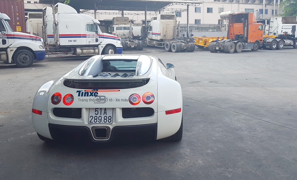 Sau 4 năm thuộc sở hữu của Minh Nhựa và có số lần lăn bánh trên đường phố chỉ đếm trên đầu ngón tay, Bugatti Veyron độc nhất Việt Nam được doanh nhân 8X này bán lại cho công ty nhập khẩu tư nhân quận 5 vào tháng 9/2016 cùng với nhiều mẫu siêu xe khác. Sau 4 năm thuộc sở hữu của Minh Nhựa và có số lần lăn bánh trên đường phố chỉ đếm trên đầu ngón tay, Bugatti Veyron độc nhất Việt Nam được doanh nhân 8X này bán lại cho công ty nhập khẩu tư nhân quận 5 vào tháng 9/2016 cùng với nhiều mẫu siêu xe khác.