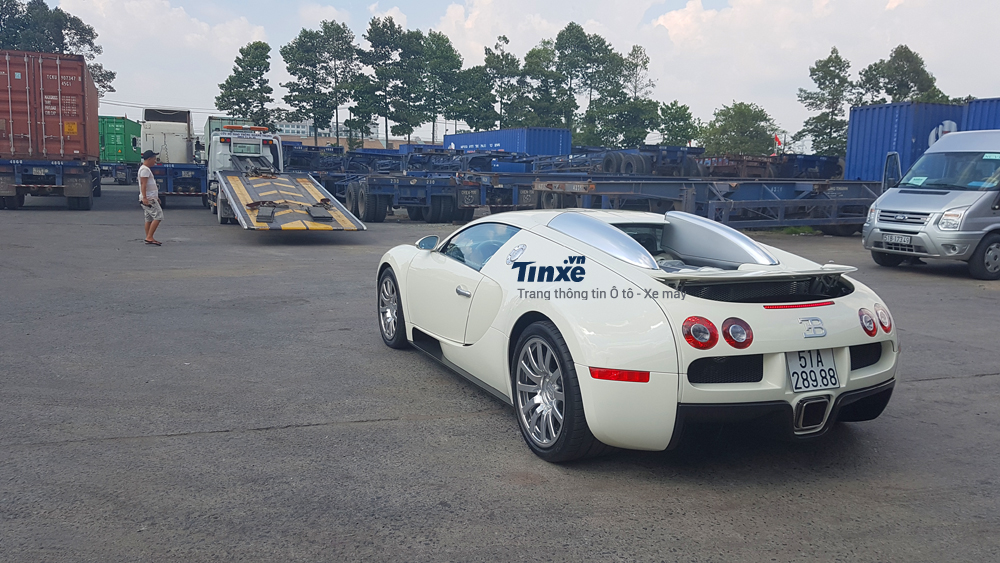 Bugatti Veyron xuất hiện lần đầu tiên tại Việt Nam vào tháng 2/2012, trong đó, đoạn video quay lại siêu phẩm này luồn lách trên con đường Nơ Trang Long có khá nhiều xe máy lưu thông đã gây ấn tượng cho giới truyền thông quốc tế. Bugatti Veyron xuất hiện lần đầu tiên tại Việt Nam vào tháng 2/2012, trong đó, đoạn video quay lại siêu phẩm này luồn lách trên con đường Nơ Trang Long có khá nhiều xe máy lưu thông đã gây ấn tượng cho giới truyền thông quốc tế.